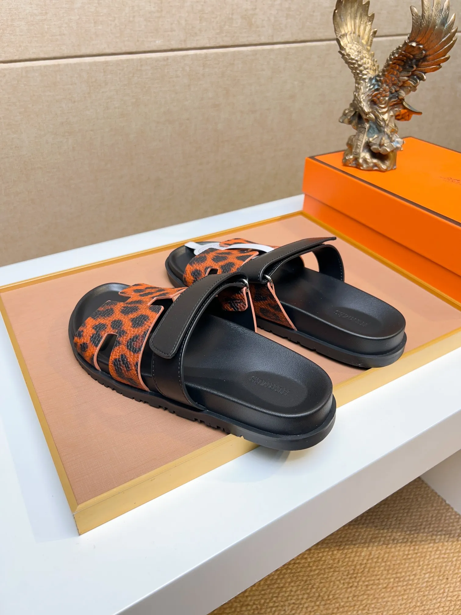 Men's clothing and shoes 💰340 💅💅💅 new arrival. Hermes Hermes official website latest counter synchronized new oran color leather H slippers, the original Paris version flew back to the original model and opened the mold to make it perfectly🍌The highest quality Sincerity, you can enter and leave the counter at will [Deyi] The upper is made of original customized  colored palm prints, crocodile print, ostrich print, colored cow leather, colored cow suede, 🤔 horse hair, 🥳 colored diamonds, 🥰 3D printing, and other genuine leather slippers, imported cow pattern foot pad lining, Italian  latest original genuine leather combination outsole Code number: 38-48 (customized at 46.47.48) Can be made into picture combination sole with genuine leather pattern and ordinary molded outsole